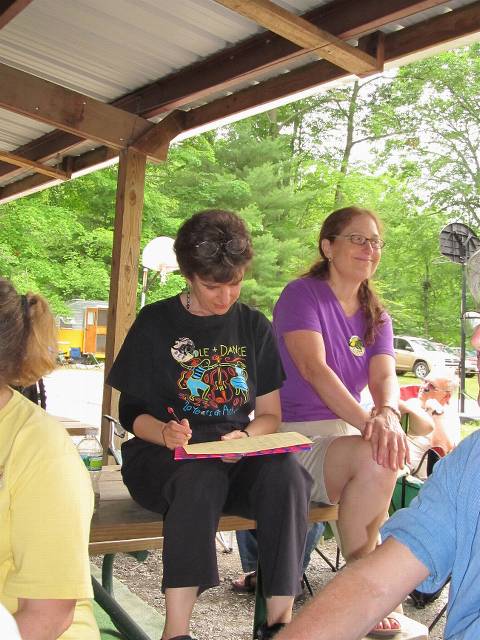 Deb contemplates the class schedule. Elissa just lookin' good!