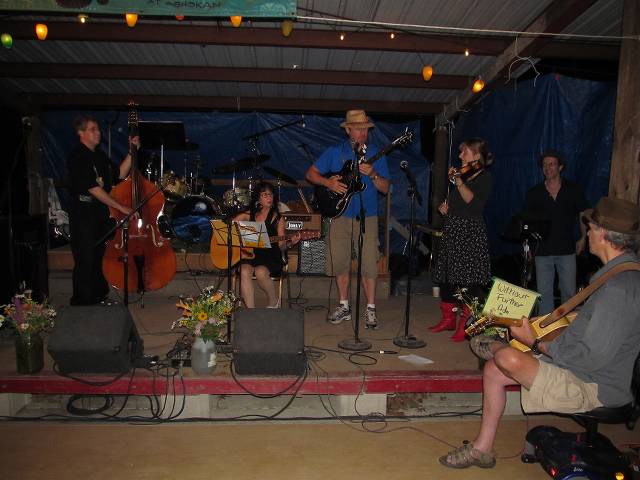Carlos, Conchi, Chicago Bob, Anna perform